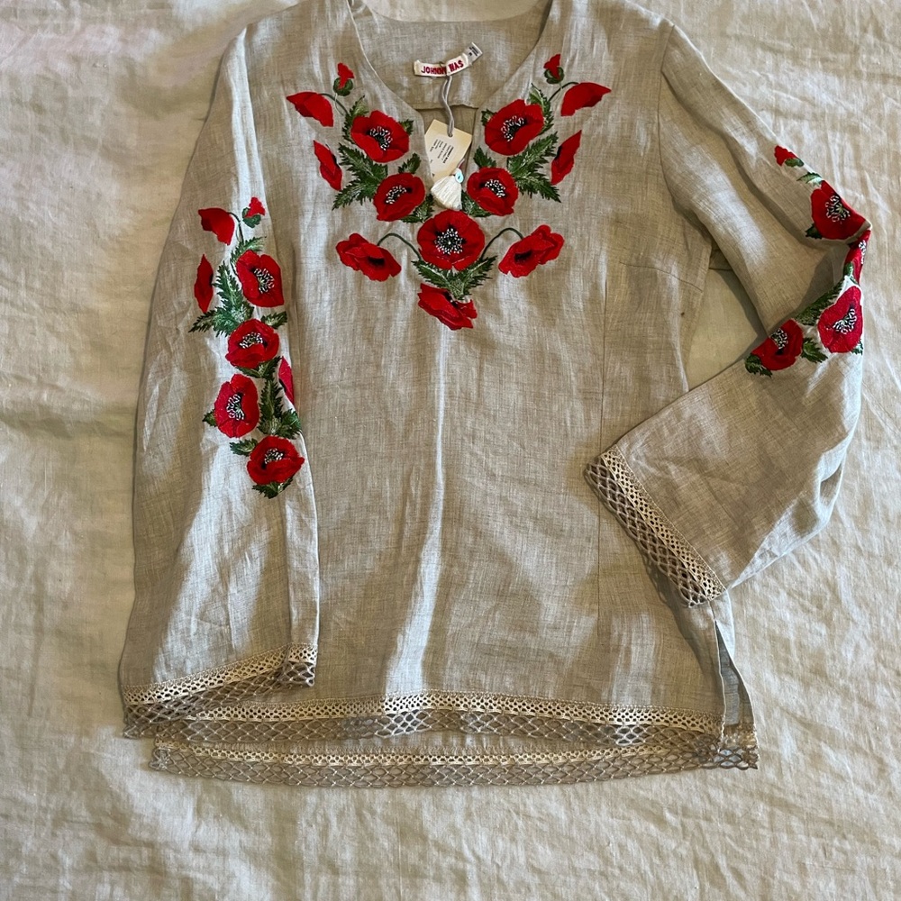 Johnny Was natural linen Blouse with Red Floral Embroidery
